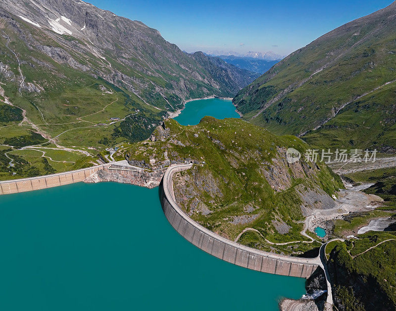 奥地利萨尔茨堡地区豪伊陶恩的Kaprun高山水库Mooserboden Stausee和Wasserfallboden的广角空中全景图。